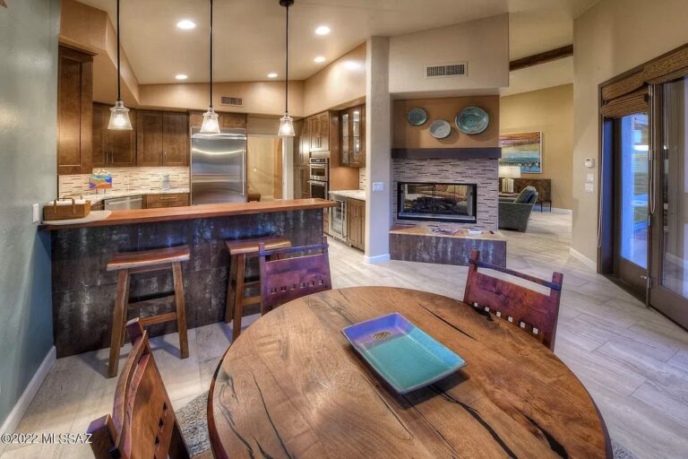 Desert Wind Circle Dining Room